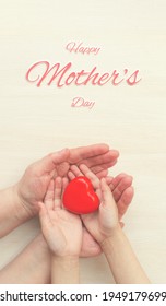 Konzept Happy Mother's Day oder International Day of Families.Happy Women's Day.Herz in den Händen von Tochter und Mutter auf weißem Hintergrund.I love you.Banner for store.Grußkarte. Vertikal