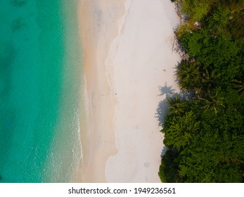 Zomer zee golven in top-down drone shot perspectief. Verpletterende golflijn in Phuket ten zuiden van Thailand. Andamanse zee. Natuur en reizen concept.