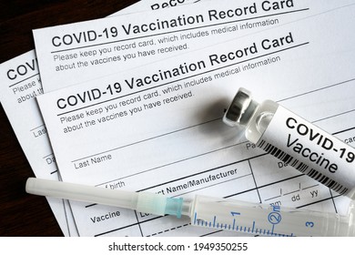Giấy ủy quyền tiêm chủng, xem từ trên xuống của Thẻ hồ sơ tiêm chủng COVID-19, giấy chứng nhận tiêm chủng. Chai vắc-xin là mẫu y tế bắt buộc cần thiết khi đi du lịch. Virus Corona, cdc, quan điểm và khái niệm du lịch