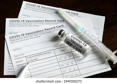 Giấy ủy quyền tiêm chủng COVID-19 trên bàn, giấy chứng nhận tiêm chủng theo luật và bộ dụng cụ tiêm vắc xin. Lọ vắc xin vi rút Corona trên giấy tờ y tế cần thiết khi đi công tác và du lịch. Cận cảnh nhiệm vụ trống.
