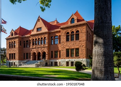 1901 年に献堂された旧オレンジ郡庁舎は、サンタ アナの歴史的なダウンタウン地区にある花崗岩と砂岩のロマネスク リバイバル様式の建物です。