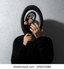 Raadselachtige surrealistische optische illusie, jonge man met ronde frame op gestructureerde grijze achtergrond. Hedendaags kunstwerk collage concept.