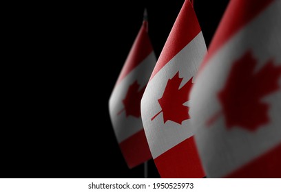 Kleine nationale vlaggen van Canada op een zwarte achtergrond