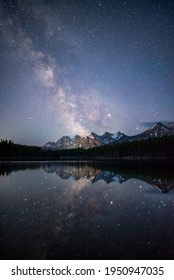 La Vía Láctea reflejándose en el tranquilo lago Herbert, en el Parque Nacional Banff.