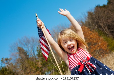 Cô bé đáng yêu hạnh phúc mỉm cười và vẫy cờ Mỹ bên ngoài