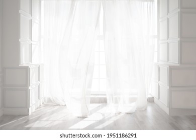 空の部屋に白いカーテンが付いたバックライト付きの窓