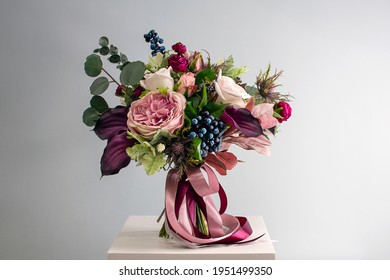 Arranjo nupcial. Flores de casamento em close-up. Decoração com rosas, flores e plantas ornamentais, close-up, foco seletivo, sem figura, objetos. Buquê luxuoso de flores artificiais coloridas para banner.
