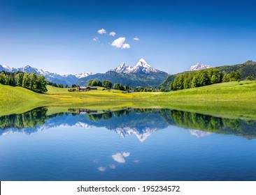Paisaje de verano idílico con lago de montaña claro en los Alpes