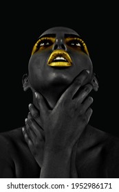 黒い背景に幻想的な金色の唇を持つ美しいアフリカの女性。装飾とインテリア、キャンバス アート、抽象。