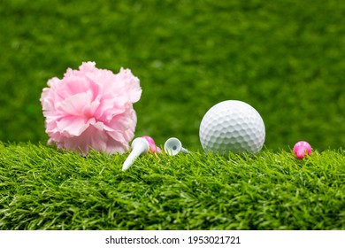 Golf Moederdag met golfbal en roze anjerbloem. De meest voorkomende kleur en symboliseert dankbaarheid. De meeste mensen associëren roze anjers meestal met Moederdag.
