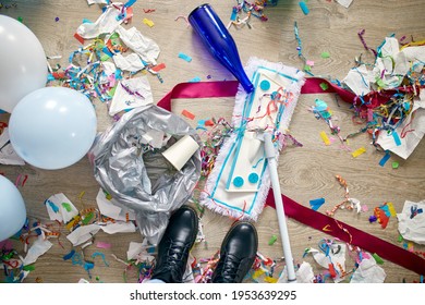 Người phụ nữ với phòng đẩy dọn dẹp đống hỗn độn của sàn trong phòng sau bữa tiệc hoa giấy, buổi sáng sau bữa tiệc, việc nhà, dịch vụ dọn dẹp