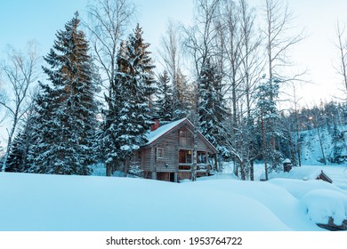 Vinterlandskab med hyttehytte i lapland, Finland