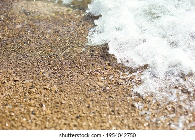 小さな石でできた小石のビーチの海の波。海の休日、旅行の背景