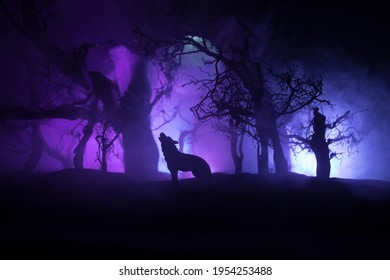 Silhouet van huilende wolf tegen dode boshorizon en volle maan. Creatieve kunstwerkdecoratie. Selectieve focus