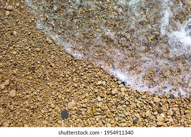 小さな石でできた小石のビーチの海の波。海の休日、旅行の背景