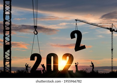 Silueta de trabajador de la construcción con grúa y cielo nublado para la preparación de la fiesta de bienvenida de año nuevo 2022 y cambiar nuevos negocios.