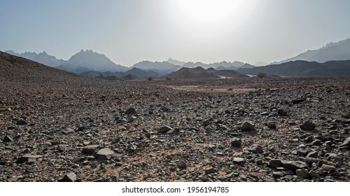 Vista panorámica del desolado desierto oriental rocoso y estéril de Egipto con montañas
