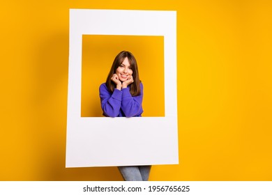 Retrato de una atractiva chica alegre posando en un gran servicio fotográfico aislado sobre un fondo de color amarillo brillante