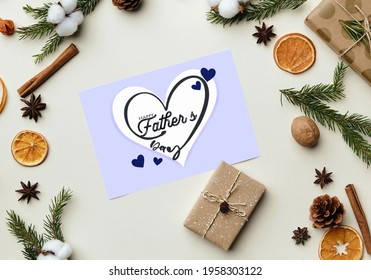 Encantadora tarjeta de felicitación del día del padre feliz con caja de regalo vintage y elemento floral