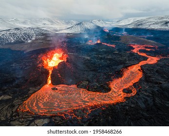 活火山空撮、ファグラダルスフィヤル山、アイスランドの溶岩流