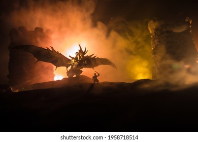 Scena di battaglia fantasy con draghi che attaccano un castello medievale di notte. Battaglia tra drago e soldati eroici. Decorazione creativa da tavolo. Messa a fuoco selettiva
