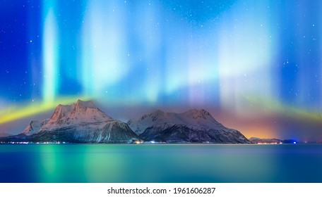 Nordlicht (Aurora borealis) am Himmel über Tromsø, Norwegen - Aurora Reflexion auf dem Meer im Hintergrund Norwegischer Fjord - Wintersaison.