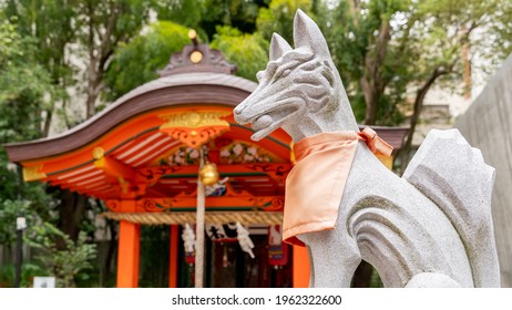 Svatyně Ikuta (Kobe, Sannomiya), socha Socha Kitsune zblízka, cestování po Japonsku, nádherná, architektura, turistická atrakce, místo boha lásky.