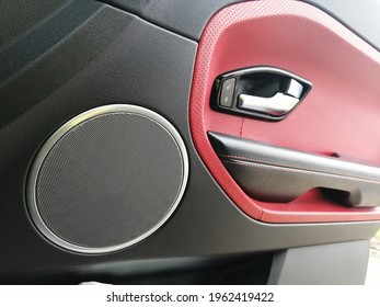 rangerover evoque. auto deur. het interieur van de auto. auto deur luidspreker. rood leer in het interieur.