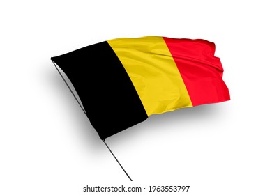 Vlag van België geïsoleerd op een witte achtergrond met uitknippad. close-up wuivende vlag van België. vlagsymbolen van België.