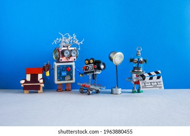 Robotoperatőr és asszisztens filmes televíziós epizódot vagy filmet forgat. Vicces robotfilmkészítő operátor retro kamerával, rendezői székkel és reflektorral a színfalak mögött.