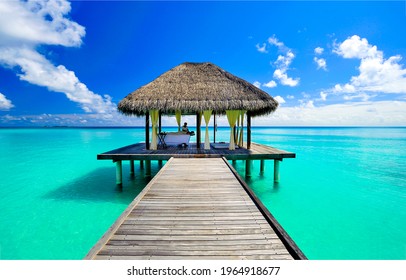 Entspannende Massage in einem Bungalow im Malediven-Resort. Massage im Bungalow am Meer