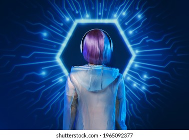 ผู้หญิงสวยผมสีม่วงในชุดล้ำยุคบนพื้นหลังสีเข้ม หญิงสาวสวมแว่นเสมือนจริง เกมเสมือนจริง เทคโนโลยีแห่งอนาคต แนวคิด AI อินเทอร์เฟซโฮโลแกรม