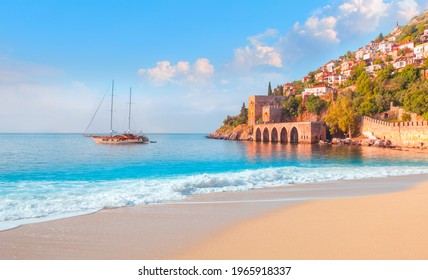 Hermosa playa de arena y suave ola turquesa del mar Mediterráneo - Paisaje del antiguo astillero cerca de la torre Kizil Kule - península de Alanya, Turquía