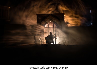 中世の戦闘シーン。個別のオブジェクトとしての人物のシルエット、夜の戦士同士の戦い。創造的なアートワークの装飾。霧の背景。セレクティブ フォーカス