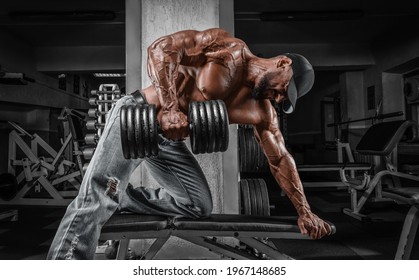 Gespierde man trekt een halter naar zijn maag. Bodybuilding en powerlifting concept. Gemengde media