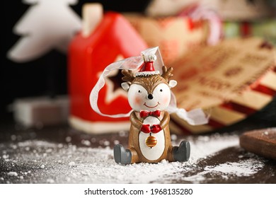 Un adorn d'arbre de Nadal: un ren, envoltat de decoració festiva