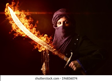 Mujer árabe guerrera con espada en llamas contra un fondo oscuro