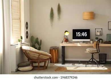 Interior cameră cu loc de muncă confortabil. Calculator modern pe birou de lemn