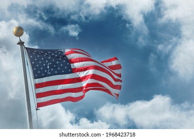 Bendera Amerika Serikat di atas langit biru latar belakang awan putih