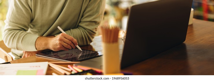 Captura recortada de un hombre dibujando una ilustración en su tableta gráfica. Artista usando tableta digital para dibujar ilustraciones en casa.