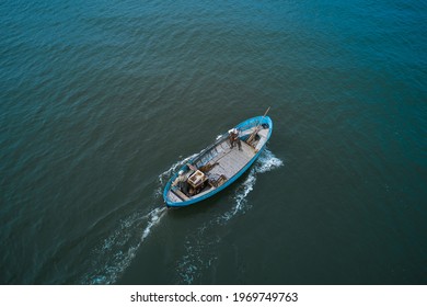 Fischerboote, die auf dem Meer schwimmen. Fischer im Boot. Fischerboot, das in offenen Gewässern segelt. mann, der auf dem boot fischt. segelboot landschaft