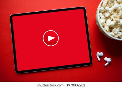 Rood video-afspeelpictogram op het scherm van de tablet, concept van het bekijken van online video's