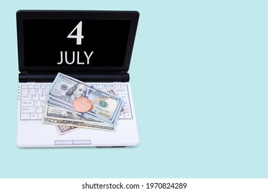 hari ke 4 juli. Laptop dengan tanggal 4 Juli dan cryptocurrency Bitcoin, dolar dengan latar belakang biru. Beli atau jual mata uang kripto. Konsep pasar saham. Bulan musim panas, konsep hari dalam setahun.