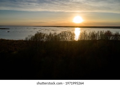 Mooi landschap met zonsondergang op het meer