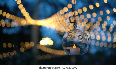 Ornamen kaca pesta kebun malam yang indah dengan bokeh lilin dengan latar belakang cahaya yang meriah