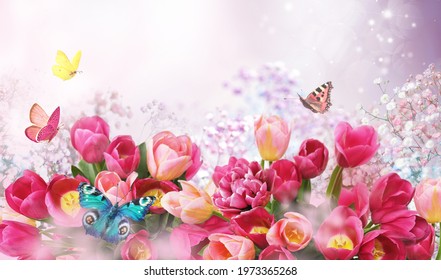 Hermosa composición floral delicada con tulipanes rosas y mariposas revoloteando. Tarjeta de felicitación navideña con flores.