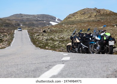 Norwegian Scenic Route Aurlandsfjellet 243 løber over bjergene. Motorcykler parkeret på en vejkant, hvid linje. Norge, Skandinavien