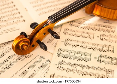 Cây vĩ cầm cũ nằm trên bản nhạc, khái niệm âm nhạc
