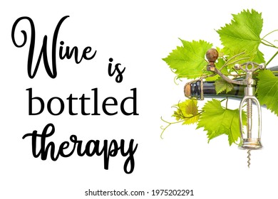 ワインはボトル入りのテーピーです。面白い引用. スパークリングワインのボトル、コルク栓抜き、新鮮な緑のつるの葉