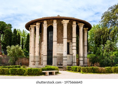 Ruinele templului antic al lui Hercule Victor sau Hercules Olivariu din Piazza Bocca della Verita din Roma, Italia